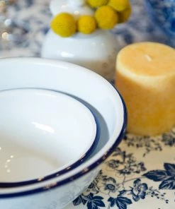 Crow Canyon Home V02BLU Vintage 16 Oz. White Round Enamelware Footed Bowl With Blue Rolled Rim